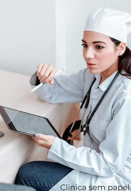 Profissional de saúde consultando o prontuário em um tablet